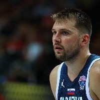 万博体育-火力全开！东契奇半场13中7轰下22分4板3助 但也身背3犯